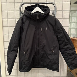 Polo Ralph Lauren jacka - Polo Ralph Lauren hybridjacka i storlek M som är perfekt för höst och vår Använd en höst o lite in på våren innan den tyvärr blev för liten så skicket är jättebra  Skick 8.5/10