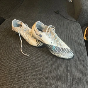 Nike Mercurial Vapor Elite 13 - Säljer dessa Nike Mercurial Vapor 13 i gott skick utan skavanker. Jag har dock klippt av strumpan på skorna men annars är allt som det ska. Storlek 45.
