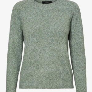 Stickad tröja - Säljer denna populära Vero Moda tröjan. Säljs då den inte kommer till användning, har använts ett par gånger mer är fortfarande i gott skick!