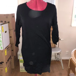 Klänning - Bra skick. Svart midiklänning med 3/4 ärmar