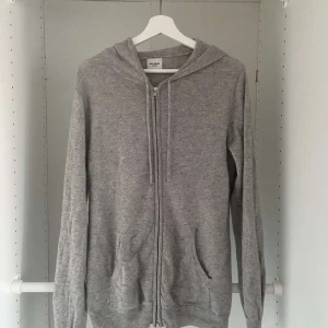 Kashmir hoodie  - Säljer en Kashmir hoodie med zip i storlek Medium, Den är nyskick från John Henric(100% kashmir) Skriv vid intresse🙏