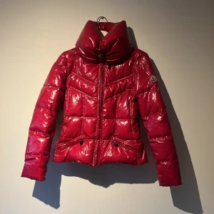 Rosa moncler jacka - Jättefin figursydd rosa jacka från moncler Använd men inte så det syns