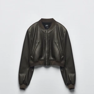 Zara Skinnjacka/Bomberjacka - Helt oanvänd med prislapp kvar, säljer då den aldrig använts. Storlek L men sitter mer som en oversized S/M. Kan gå ner i pris vid snabbaffär! pm för fler bilder (bilderna är lånade)🥰