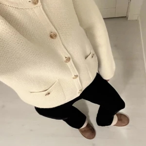 Zara cardigan 🤍 - Storlek L men sitter som s/m 🎀 Mycket fint skick  Ny pris 399kru
