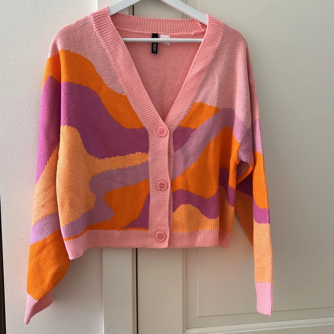 Stickad kardigan med mönster