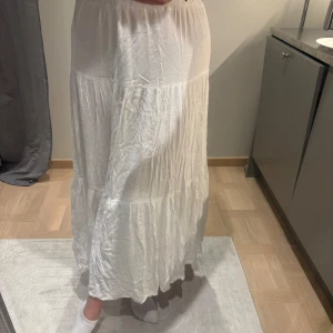 Vit långkjol - Vit långkjol från stradivarius, knappt använd. Storlek M, skulle inte säga den är genomskinlig