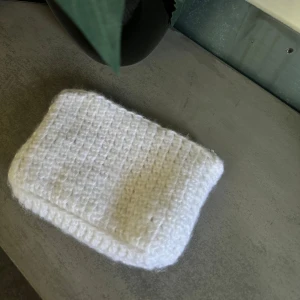 Virkad necessär - Virkad necessär med innefoder och dragkedja. Mått: 13x19