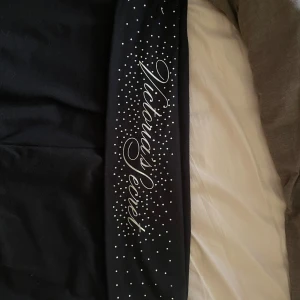 Victoria’s secret yoga pants - Superfina yogapants aldrig använda, prislappen har trillat av men plastklammern som höll prislappen på plats sitter kvar. Finns inte längre att få tag på🤗