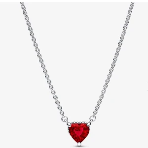 Pandora halsband - Säljer detta halsbandet pga av att jag inte använder de. Har använt ca 1 gång. Har inga repor mm. Har inte boxen till då jag sålt ringen och örhängen med de separat. Men jag kommer slå in det fint i en fin förpackning! Hör av er vid frågor mm💗ny899kr