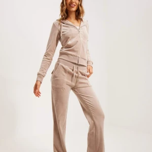 Jucy couture  - Beige sett byxorna är tyvär inte i jätte ba form eftersom dom krymp lite grann men dom sitter fortfarande bra, storlek S/xs 