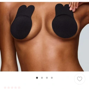  2 pack Nytt självhäftande kupor hönkemöller - Säljer självhäftande kupor från Hunkemöller. Perfekt för att lyfta och forma brösten. Strl M. 1 par kostar 329