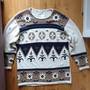 Vintage stickad tröja - Vintage stickad tröja i storlek 38/40, för stor på mig. 100% bomull/ cotton. [ Nytvättad ]
