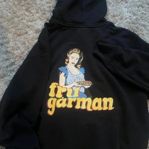 Hoodien tjuvjakt kastade ut i publiken  - Tjuvjakt kasta ut denna hoodie på sin konsert på Grönlund förra året,  jag o mina vänner fångade den, dem skulle egentligen sälja den för 5000men bestämde sig för o kasta ut den, man har kunnat köpa denna men har bevis på att denna är från konserten❤️