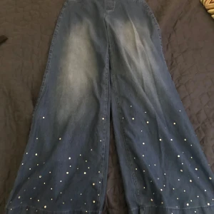 Jeans - Blå jeans med silver kristaller på i bra skick 146/152 