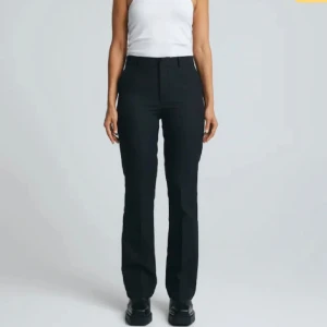 Svarta kostymbyxor - Snygga svarta kostymbyxor, som köptes här på Plick. Dock alldeles för små. Min vanliga strl är 34 så de här va små i storleken