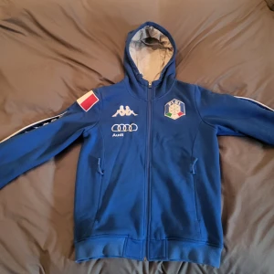 Italy ski team hoodie - Hoodie feån italienska skidlaget i alperna. Sidan av ärmarna kan öppnas med dragkedja för att släppa in luft.