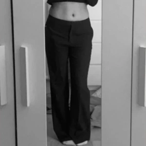 Svarta kostymbyxor  - Säljer dessa svarta kostymbyxor från Bik Bok! Säljer pga att jag flyttar behöver rensa ut. Ser ut som nya!