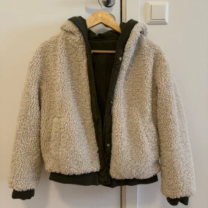 grön/vit fluffig jacka - jättesnygg jacka från zara som går att ha åt båda hållen. knappt använd men säljer pga av att den är för liten :(. passar en som har small. pris kan diskuteras! 