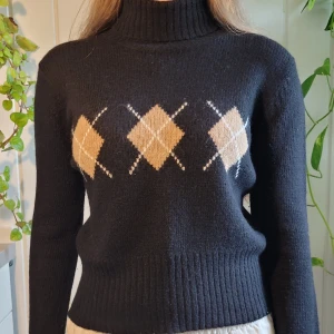 Stickad tröja  - En superfin tjocktröja i topp skick, sparsamt använd och fin kvalitet.   