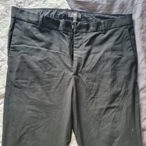 Kostymbyxor - Svarta kostymbyxor från HM. Finns ett hål i insidan av fickan annars väldigt fint skick.
