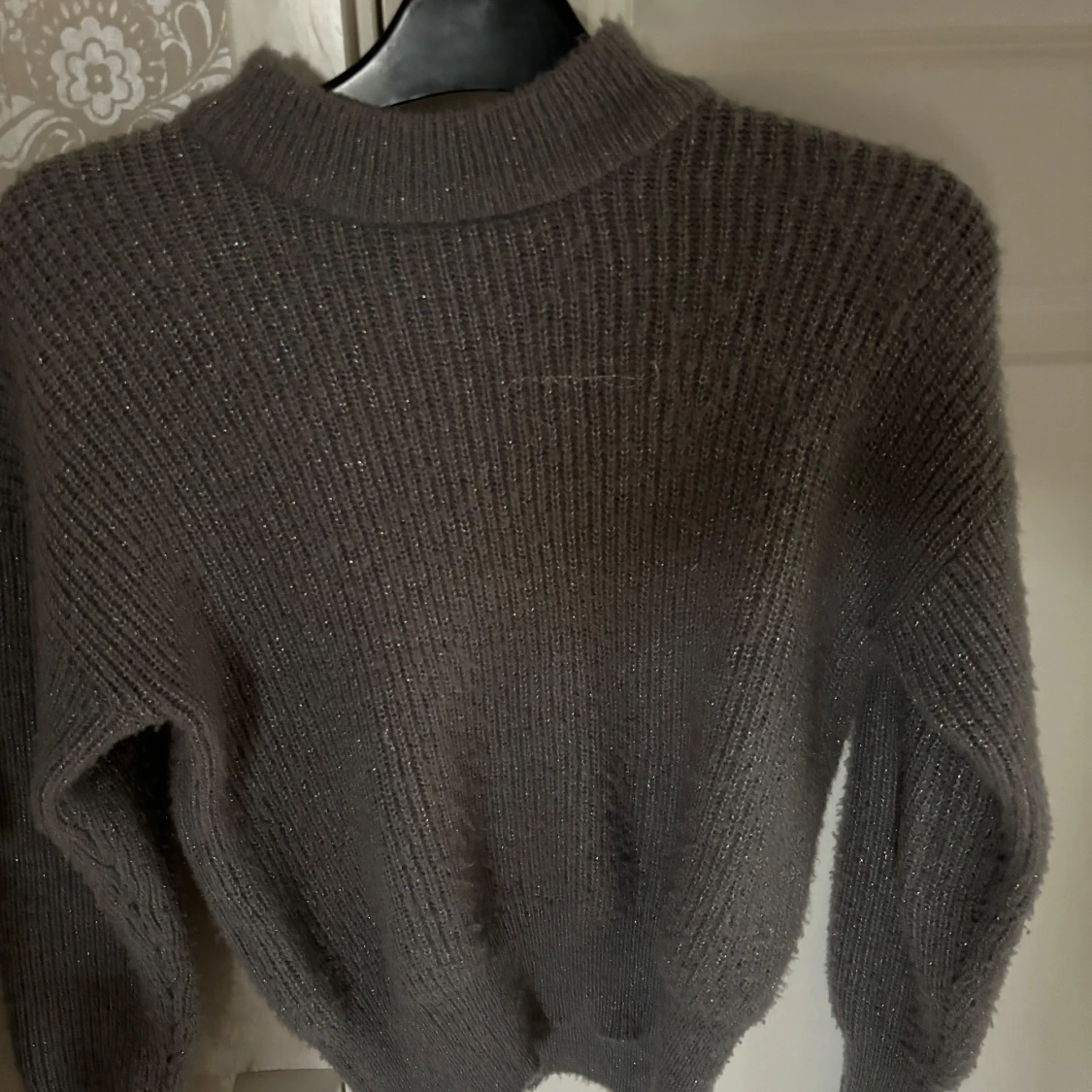 Glittrig stickad tröja