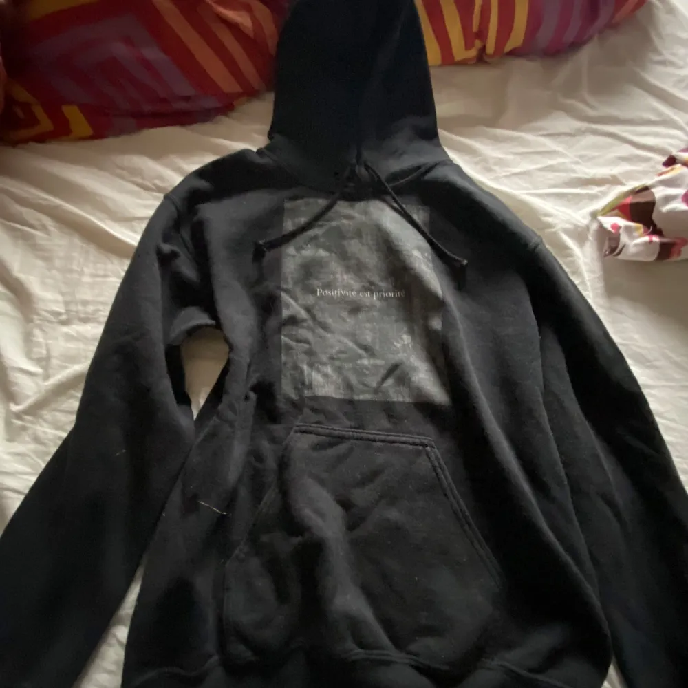 Säljer denna hoodie i strl S Köpte den på en loppis för ett tag sen men inte kommit till användning.. Hoodies.