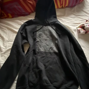Hoodie med tryck - Säljer denna hoodie i strl S Köpte den på en loppis för ett tag sen men inte kommit till användning.
