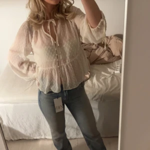 Vit blus - Jätte söt blus från zara, är så gott som ny. Säljes då jag har en identisk💕💕