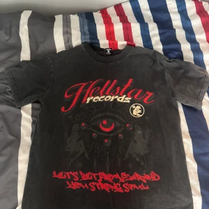 Hellstar t-shirt - Hej vill sälja min hellstar tröja då jag inte använder den och va mer som en impuls köp  Har haft den på mig ett enda gång i ca 2 timmar  Påse och tagg finns fortfarande 