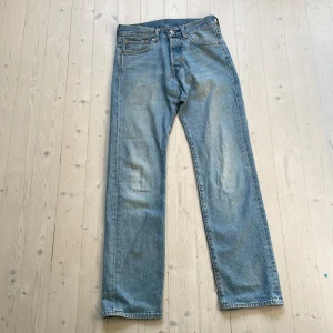 Levis 501 - Säljer ett par Levis 501 jeans i andvänt skick. Jeansen har storlek 28 i midja och 32 i längd. Hör gärna av er vid frågor eller funderingar. Öppen för byten. Kan mötas upp i Stockholm. 