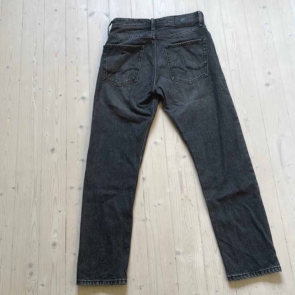 Säljer mina Jack&Jones jeans i storlek 28M 30L. Jeansen är i ok skick och har inga synliga slitningar. Hör gärna av er vid frågor eller funderingar. Kan mötas upp i Stockholm. . Jeans & Byxor.