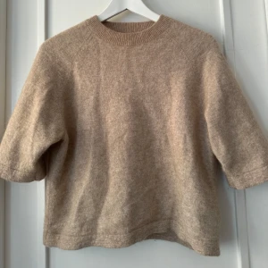 & Other Stories tishirt - Fin stickad tishirt bra skick perfekt till hösten 