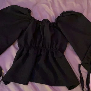 Tröja  - Svart tröja med fina detaljer på! Väldigt stretchiga så passar storlek S och M. Aldrig använd bara testad super fint skick 