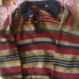 Flerfärgad tröja⭐️ - Stickad tröja, är ganska oversized och den är köpt i secondhand butik. Tyvärr är den inte min stil längre💗