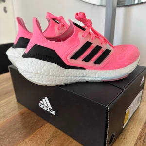 Adidas Ultraboost  - Snygga rosa löparskor som även kan användas som sneakers på grund av den fina färg. Knappast använt Stl 36 Ny pris ca 1800 - 2000kr