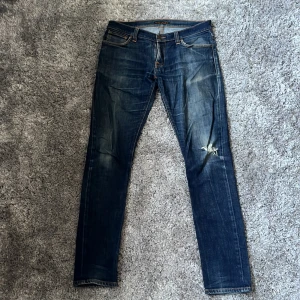 Nudie Jeans - Nudie jeans med snygga slitningar och snygg färg  Pris kan diskuteras hör av er vid minsta fundering