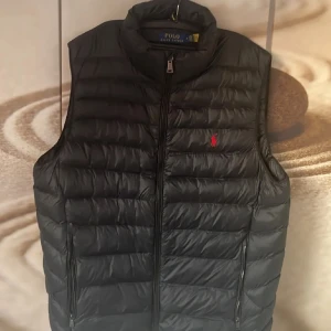 Ralph lauren väst - Helt ny Ralph lauren väst i princip denna är endast testat en gång och den var för stor. storleken är M men sitter mer som L. Nypris ligger runt 3500kr mitt pris endast 2199kr. Kontakta mig via funderingar 💛💫