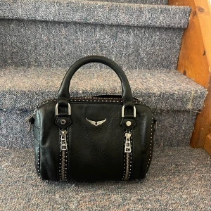 Zadig väska - Säljer denna fina Zadig & voltaire väska. Den är inte missfärgad eller rostig någonstans och inga defekter mer än använd. 