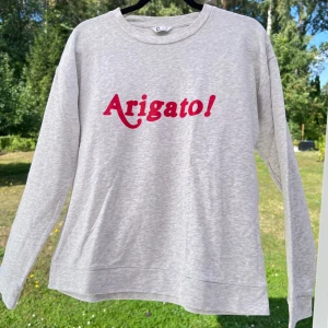 Grå sweatshirt med tryck - En grå sweatshirt med tryck från Cubus. Tröjan är i storlek M och sann i storleken ❤️ Mycket bra skick, sparsamt använd!  Längd: 58 cm Axel: 55 cm