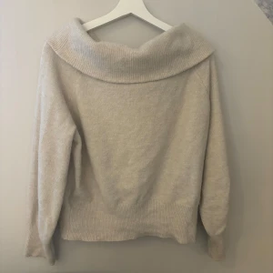 Mysig stickad tröja  - Stickad tröja från H&M som man kan ha med krage eller tra ut på axlarna, använd fåtal gånger, så i bra skick och skönt material💗