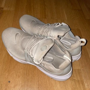 Nike Presto Fly - Fina nike skor i bra skick Använda ett par gånger men inga hål eller liknande Behövs bara tvättas för att få bort fläckar