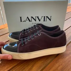 Hej! Säljer nu dessa nästan helt nya lanvin skor. Skorna är i skick 9/10. Med skorna medföljer box, dustbag och extra skosnören. Nypris 5299kr.