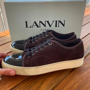 Lanvin skor  - Hej! Säljer nu dessa nästan helt nya lanvin skor. Skorna är i skick 9/10. Med skorna medföljer box, dustbag och extra skosnören. Nypris 5299kr.