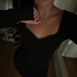 Svart Malina klänning  - Säljer denna snygga svarta klänning från ByMalina. Använd kanske 3 ggr max. Storlek M men passar mindre och större. Liten slits längst ner på sidorna och vid ärmarna.