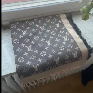 Hej säljer nu denna fina Louis Vuitton Scarf som jag fick av min mormor. Det är en gammal modell som köptes för länge sen och den är unik och går ej och köpas längre. Kontakta vid funderingar eller intresse! 