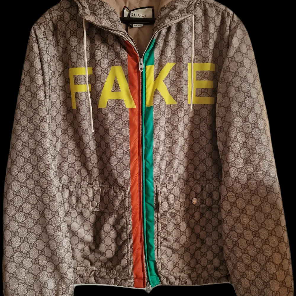 Säljer en extremt sällsynt windbreaker från Guccis F*ke/Not-kollektion FW 2020.   Jackan är endast använd vid ett par tillfällen och butikspris när den såldes var 24 500kr men slutsåld sedan länge.. Jackor.