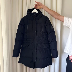 Vinterjacka - En vinterjacka från Everest, i fint skick. Endast använd några gånger förra vintern, så den är i nyskick.  Köparen står för frakten. Skriv privat för fler bilder på jackan. Nypris 1 500 kr. 