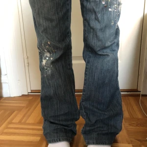 Jätte fina emo jeans  - Är insydda på sidorna så är dom 36 men man kan ta bort insydingen lite för stora för min smak och om du brukar ha 34 kanske du måste ha skärp💕💕