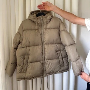 Vinterjacka  - Jacka i fint skick från H&M. Finns en fläck, som möjligtvis går att tvätta bort. Köparen står för frakten. 