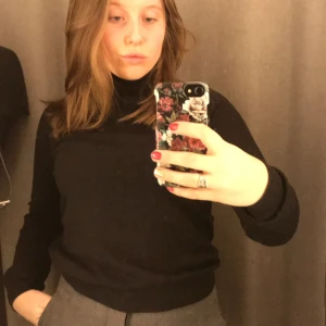 Polotröja  - Polotröja i ”stickat” material!  Har en exakt likadan i beige om man är intresserad av även denna! ❤️‍🔥 Storlek XS men passar även S!  Lite nopprig på vissa ställen! Pris kan diskuteras!